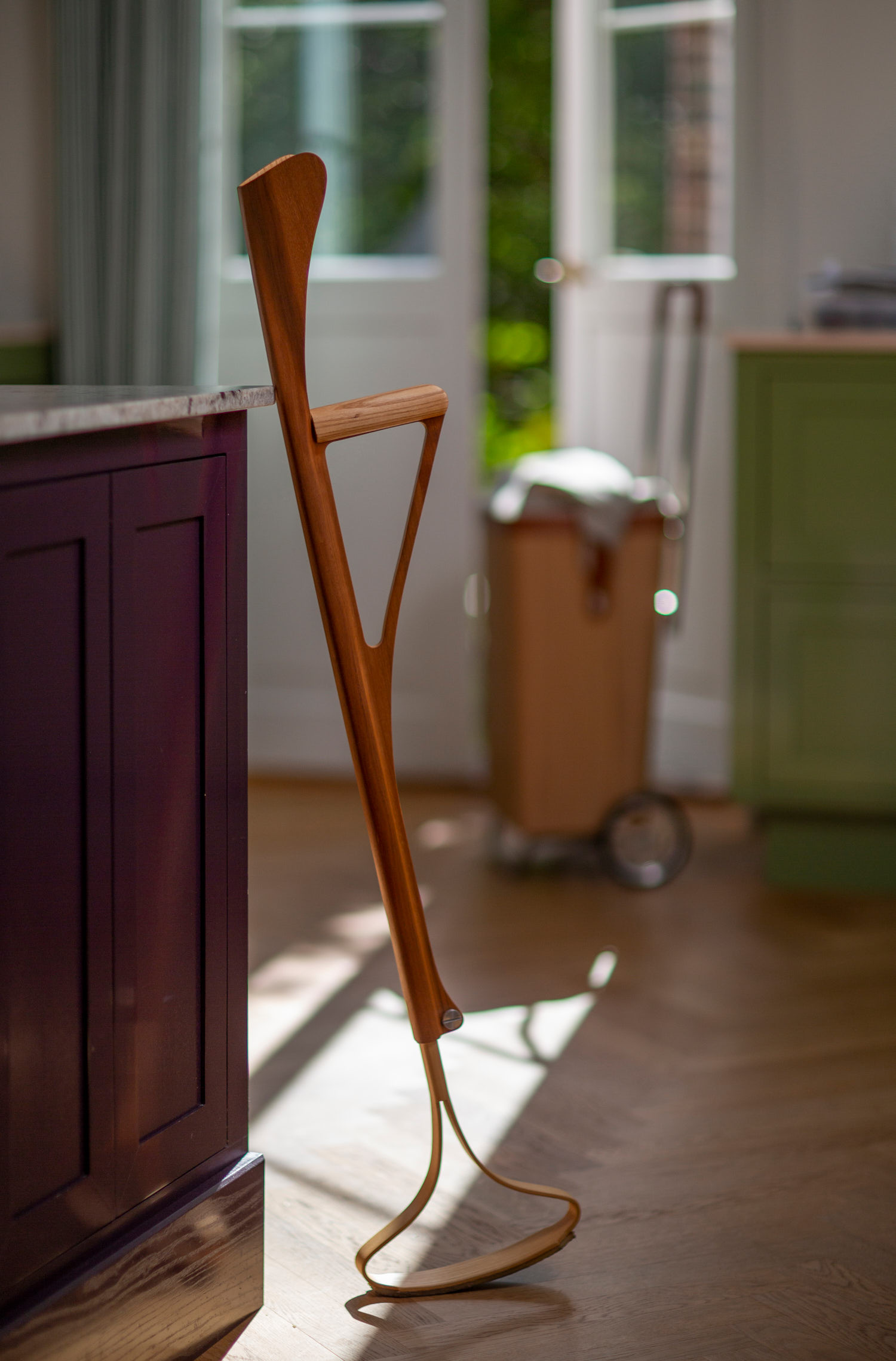 VAERDIG is A rolling crutch
